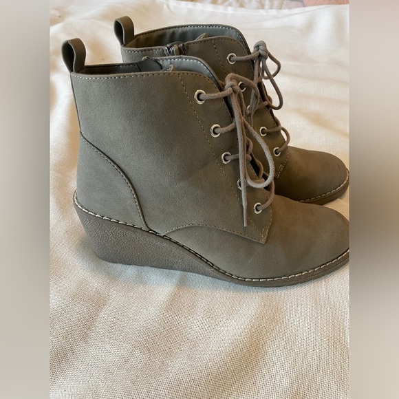 A.n.a. Size 7 Heeled Wedge Boots - Picture 5 of 7